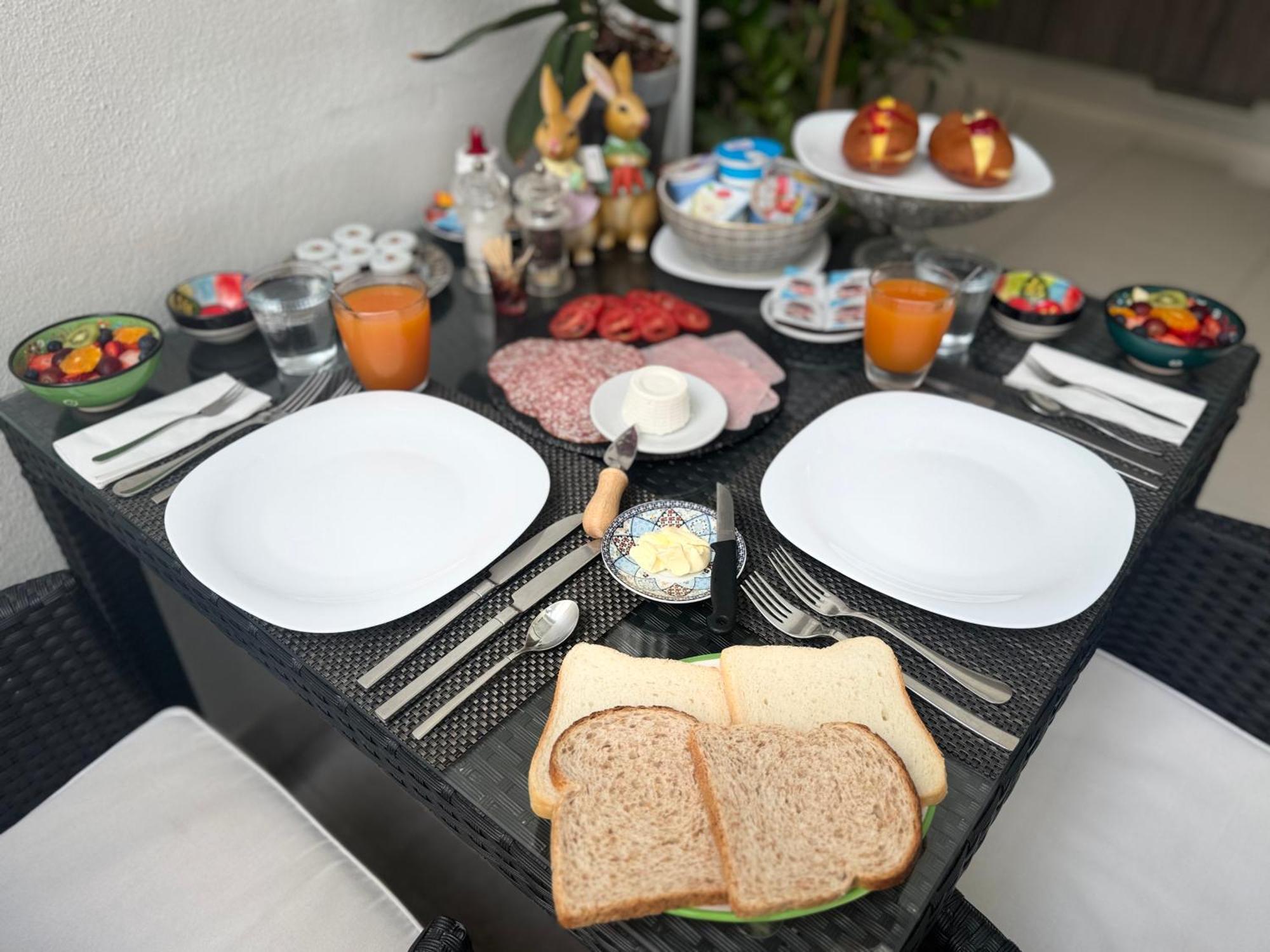Escape To St Julians Bed and Breakfast San Ġiljan Buitenkant foto